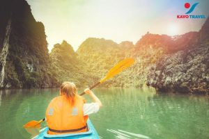 Hoạt động chèo thuyền Kayak trên vịnh Hạ Long