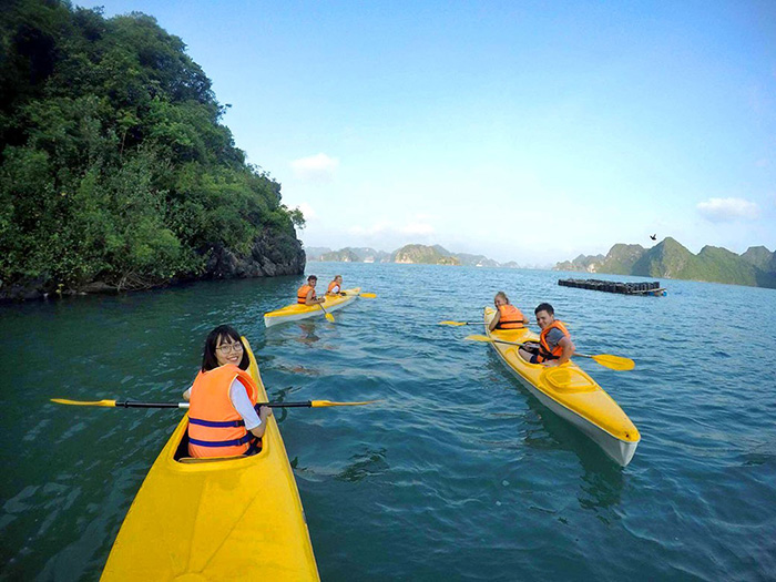 Trải nghiệm chèo thuyền kayak vịnh Lan Hạ sẽ đưa đến cho bạn nhiều cung bậc cảm xúc trước một mảng thiên nhiên đầy tươi mới, đừng bỏ lỡ nhé!