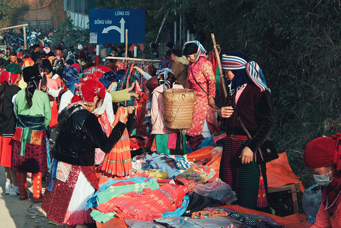 Chợ phiên Hà Giang này họp ở ngay trung tâm thị trấn - ở gần sân vận động nên rất thuận tiện đi lại cho cả du khách lẫn người dân bản địa.