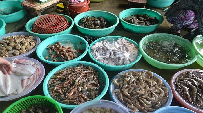 Chợ nằm ở trung tâm Quan Lạn, là nơi cư dân đảo tập trung bán các loại hải sản đánh bắt được. Bạn có thể mua được nhiều loại hải sản tươi ngon tại chợ.