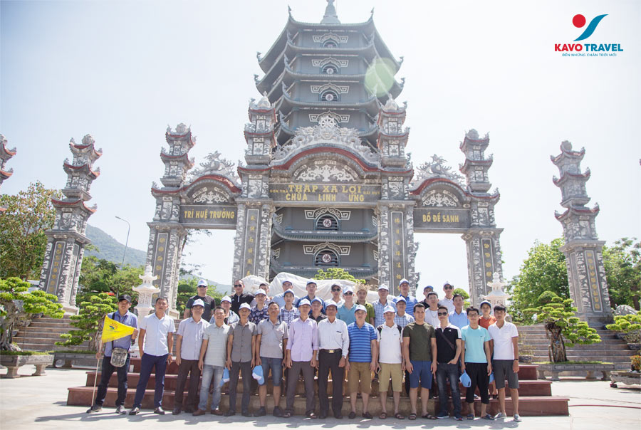 Đoàn du khách chụp ảnh tại Chùa Linh Ứng