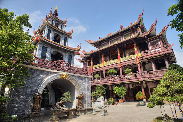 Chùa Thiên Hưng là một ngôi chùa nổi tiếng linh thiêng tại Quy Nhơn, là một điểm du lịch không thể bỏ qua.