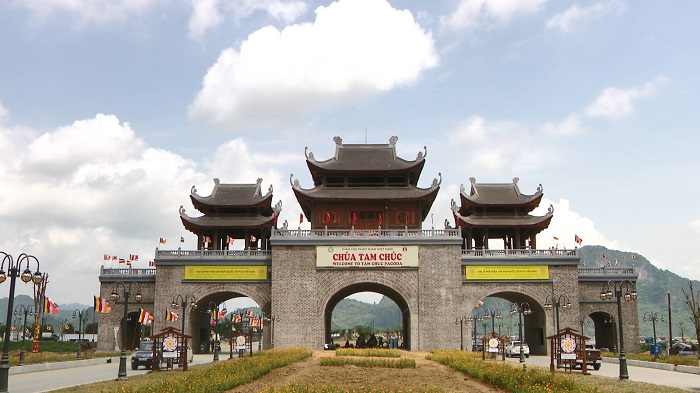 Cổng Tam Quan - cổng chính dẫn vào chùa Tam Chúc 