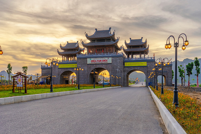 Cổng Tam quan với thiết kế mang đậm nét đặc trưng của lối kiến trúc chùa chiền truyền thống. 