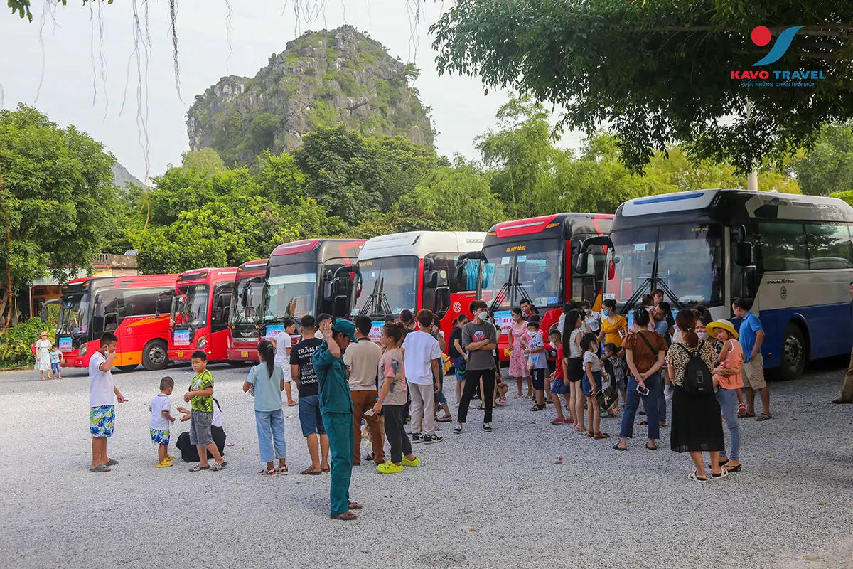 Xe du lịch đời mới, rộng rãi của Kavo Travel đón du khách tại điểm hẹn