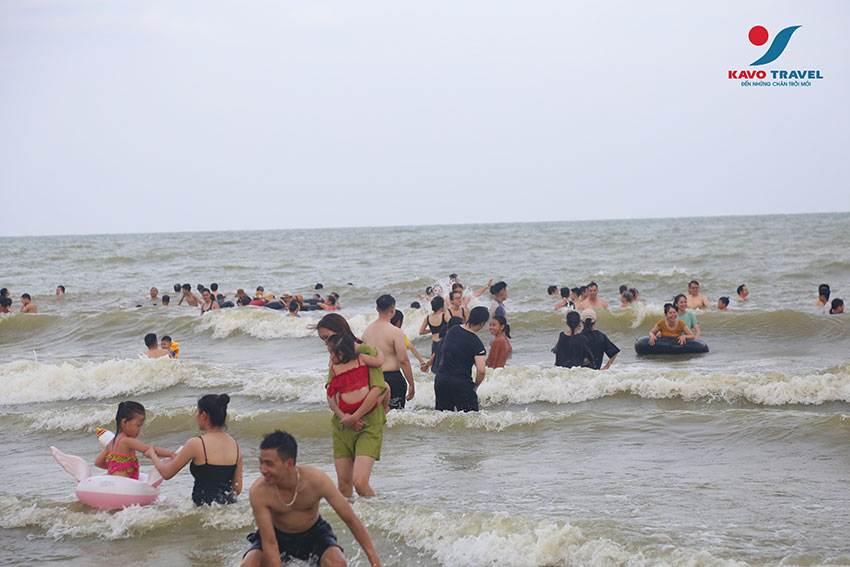 Đoàn du khách tour du lịch Sầm Sơn 2n1đ vui chơi, tắm biển trên bãi biển do Kavo Travel tổ chức