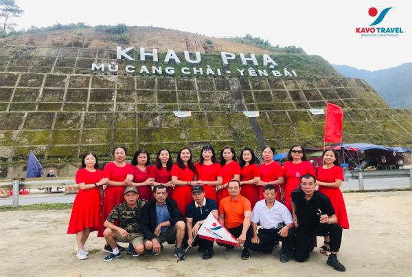 Đoàn du khách chụp ảnh tại Đèo Khau Phạ