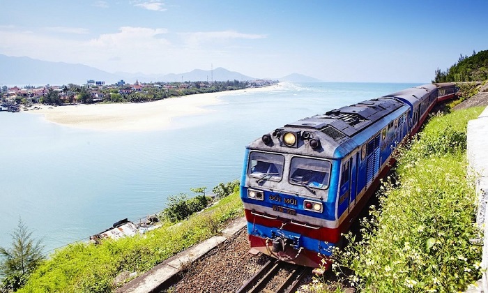Trải nghiệm du lịch Ninh Bình bằng tàu hỏa là một hoạt động cực kỳ thú vị