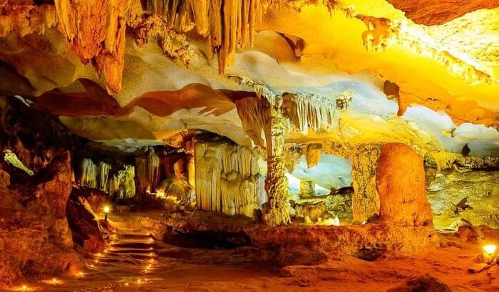 Động Mê Cung là một trong những hang động đẹp nhất trên vịnh Hạ Long.