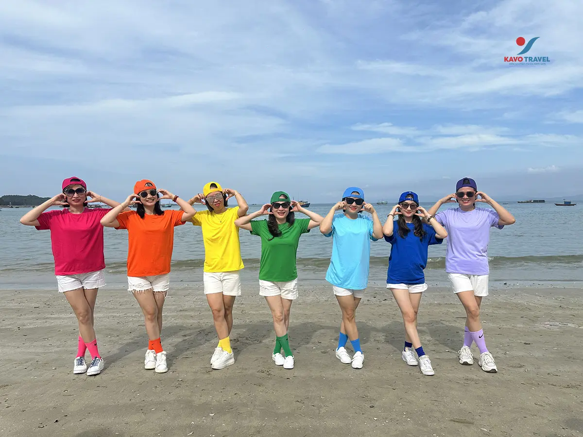 Du khách "thả" dáng nhẹ nhàng bên bãi biển, trong tour du lịch Cô Tô 2 ngày 1 đêm của Kavo Travel