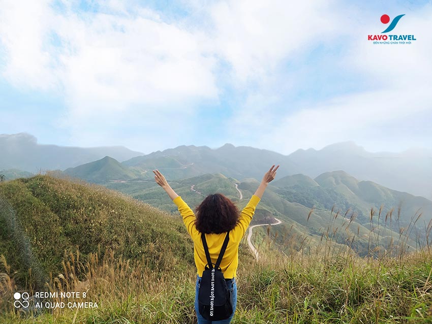 Du khách check-in Sống Lưng Khủng Long tại Bình Liêu
