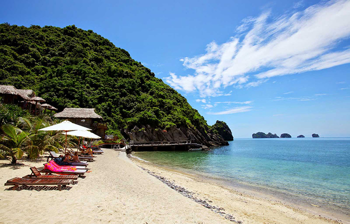 Du khách có thể đến khu du lịch đảo Cát Bà Hải Phòng vào bất cứ thời điểm nào trong năm, nhưng thích hợp nhất đối với người Việt là vào mùa hè.