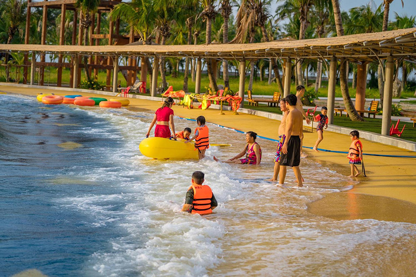 Du khách vui chơi tại Hòn Dáu - Một trong những địa điểm vui chơi đẹp nhất Đồ Sơn