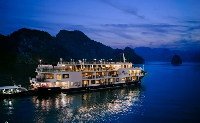 Khách du lịch dư giả có thể chọn lưu trú tại Cát Bà bằng hình thức du thuyền ngủ đêm trên vịnh