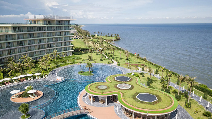 FLC Luxury Resort Samson cung cấp nơi nghỉ ở tỉnh Thanh Hóa. Resort có hồ bơi ngoài trời, tiện nghi BBQ và sân chơi cho trẻ em,...