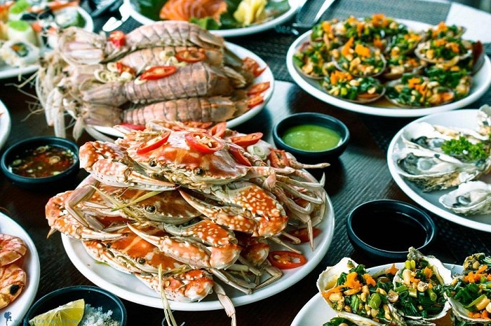 Sầm Sơm rất thu hút khách du lịch với thực đơn phong phú, những món ăn hải sản tươi ngon.