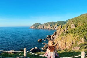 Mũi Điện Phú Yên được bao phủ bởi một màu xanh tươi mát nằm vươn ra biển đón lấy nắng và gió của tự nhiên.