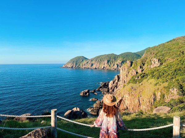 Mũi Điện Phú Yên được bao phủ bởi một màu xanh tươi mát nằm vươn ra biển đón lấy nắng và gió của tự nhiên.
