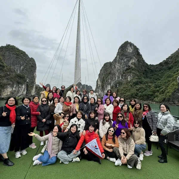 Cán bộ, nhân viên Công ty CP vận tải và dịch vụ Petrolimex Hà Tây du lịch du thuyền Hạ Long