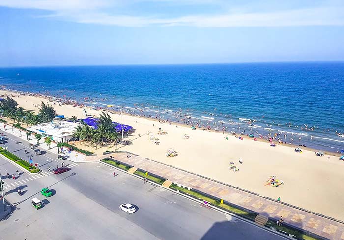 Sầm Sơn là bãi biển nổi tiếng nhất của Thanh Hóa, cách Hà Nội khoảng 180 km và TP Thanh Hóa khoảng 16 km