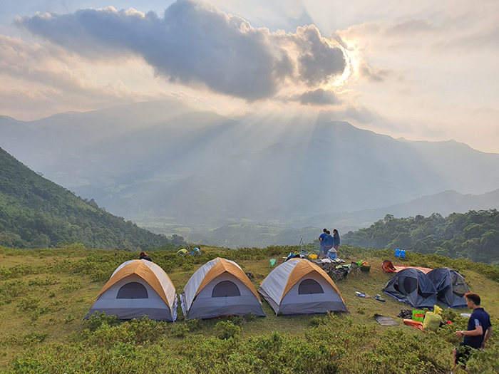  Núi Cao Ly Bình Liêu bao quanh bởi những thảm cỏ xanh, không khí trong lành là điểm đến lý tưởng để cắm trại và trekking săn mây và bay dù lượn.