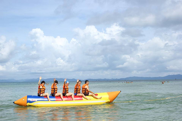 Lướt thuyền chuối là một trong những trò chơi thể thao cảm giác mạnh ở Cô Tô được nhiều bạn trẻ yêu thích.