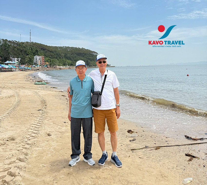 Du khách thả dáng trên bãi biển trong tour du lịch Đồ Sơn trong tour du lịc