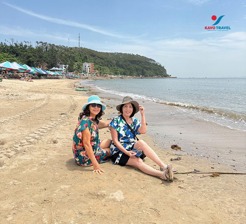 Du khách thả dáng trên bãi biển trong tour du lịch Đồ Sơn do Kavo Travel tổ chức