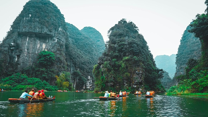 Khu du lịch Tràng An được du khách ưu ái dành tặng danh xưng “tiên cảnh chốn nhân gian” hứa hẹn mang đến cho bạn một chuyến đi đầy hứng thú.