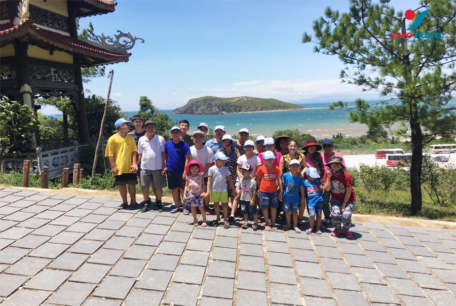 Đoàn du khách check in tại Vũng Chùa Đảo Yến