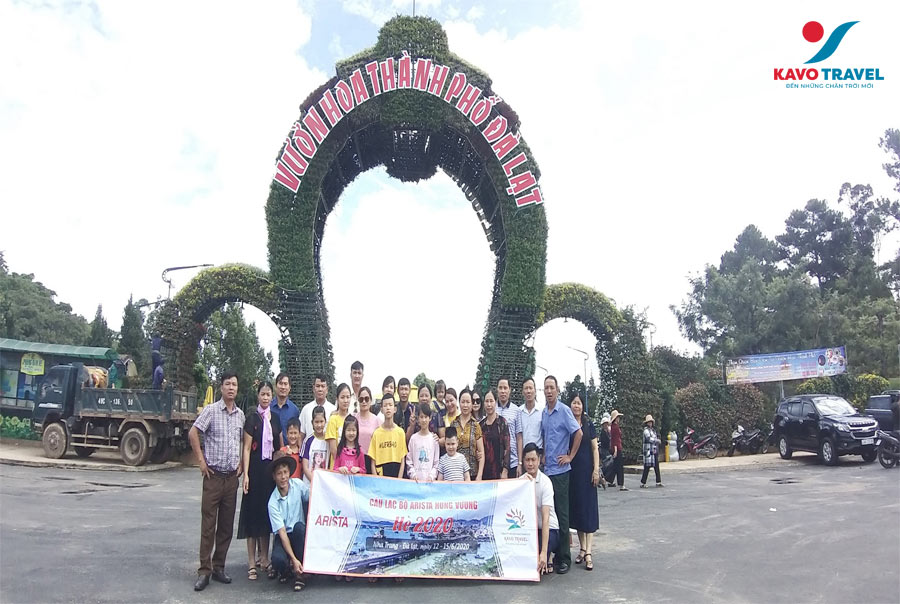 Đoàn du khách của Kavo Travel check in tại Vườn hoa Thành phố Đà Lạt