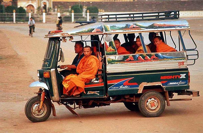 Xe tuk tuk phương tiện thông dụng trên đất nước Lào cho du khách đi tự túc
