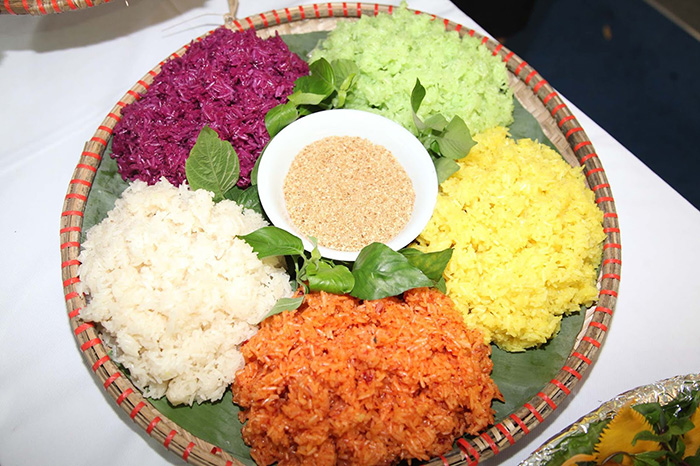 Xôi ngũ sắc là món ăn nổi tiếng của người Tày dùng trong những dịp lễ hội truyền thống.