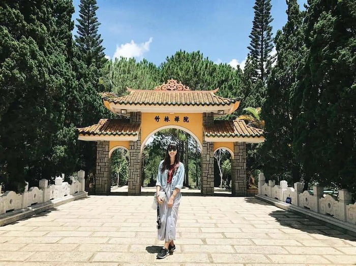 Thiền viện Trúc Lâm thuộc thiền phái Trúc Lâm Yên Tử và hiện là một trong các thiền viện lớn nhất Việt Nam, bạn sẽ có dịp chiêm ngưỡng kiến trúc Phật Giáo độc đáo và chìm đắm vào khung cảnh thiên nhiên hữu tình