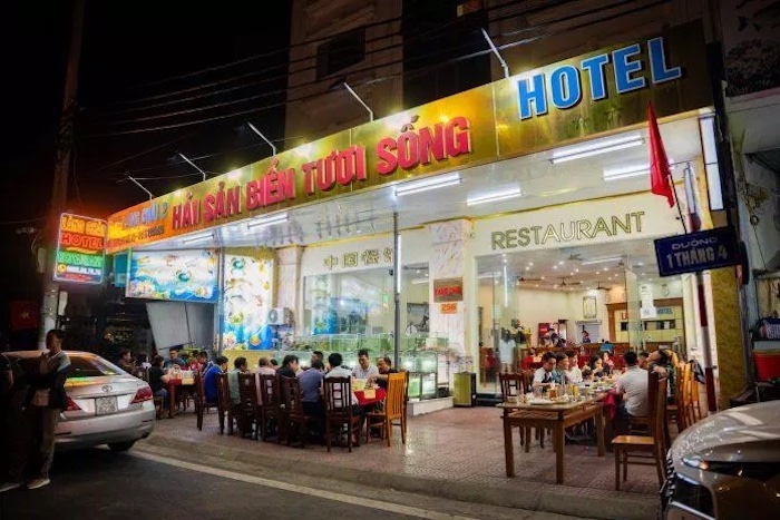 Nhà hàng Làng Chài nổi tiếng với những món ăn hấp dẫn, hương vị đậm đà và đa dạng các món ăn hải sản để du khách chọn lựa