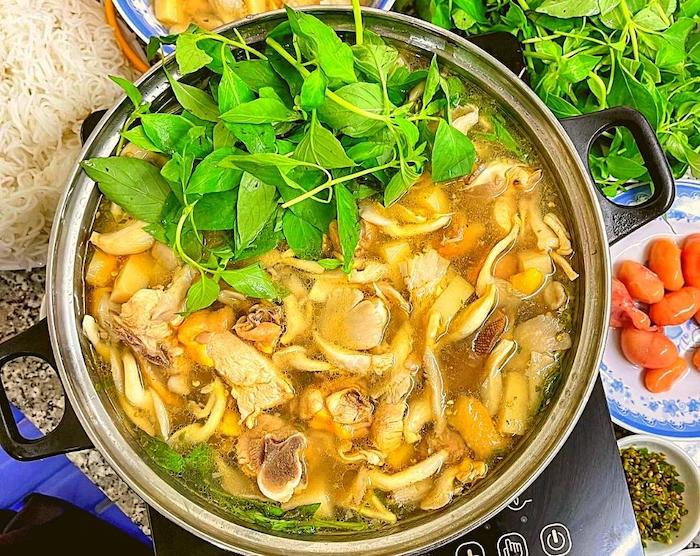 Lẩu gà lá é là món ăn nổi tiếng ở Đà Lạt, món ăn này bạn có thể thưởng thức làm bữa trưa hay tối đều phù hợp bởi thời tiết se lạnh của Đà Lạt sẽ làm cho món ăn trở nên hấp dẫn hơn rất nhiều