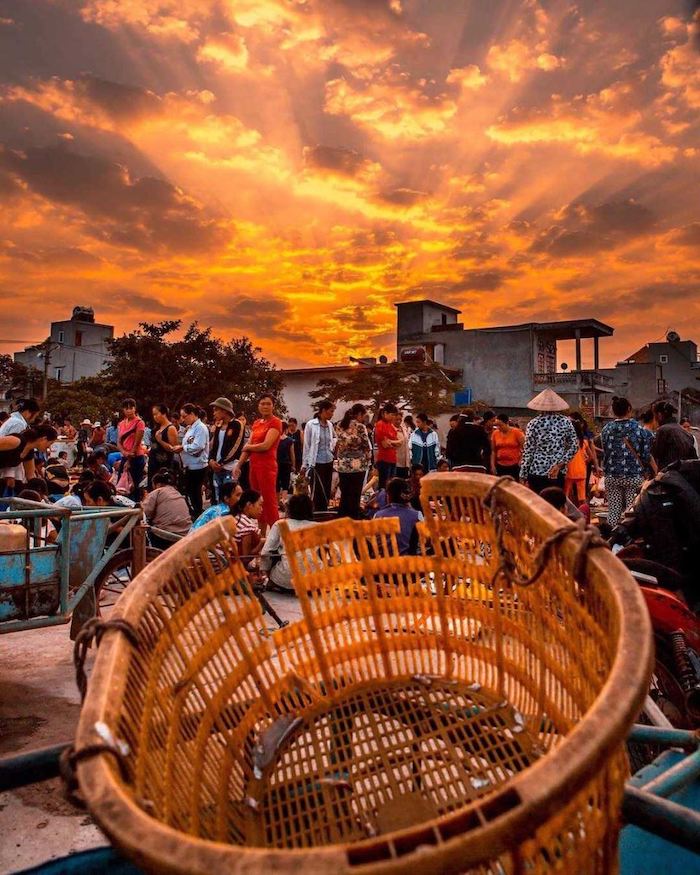 Các món đặc sản của biển Minh Châu sẽ được bán vào rạng sáng sớm ở chợ trung tâm Quan Lạn, là điểm dừng chân lý tưởng cho mỗi du khách chọn mua đặc sản về thưởng thức cũng như làm quà