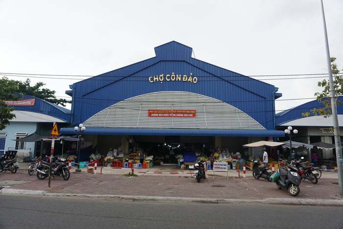 Chợ Côn Đảo là nơi mà du khách có thể mua mọi đặc sản