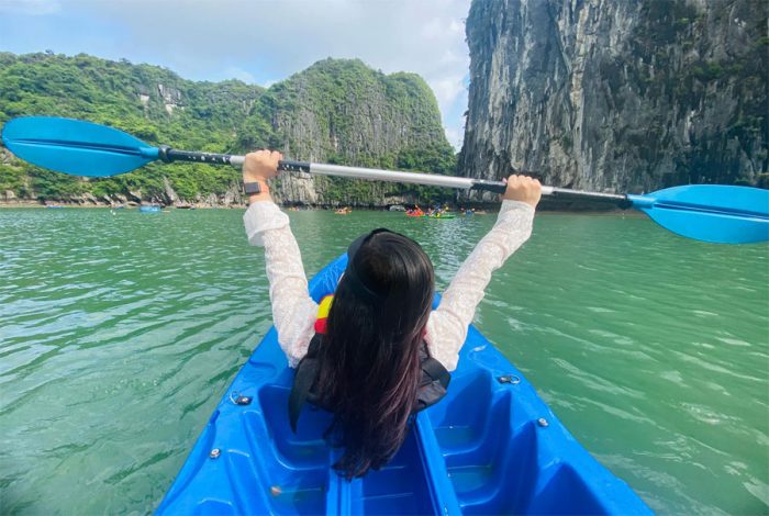 Chèo kayak Hang Luồn khi du lịch Hạ Long