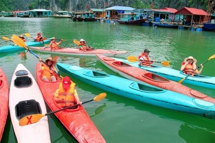 Giá vé chèo kayak khám phá làng chài là 100.000 đồng/giờ