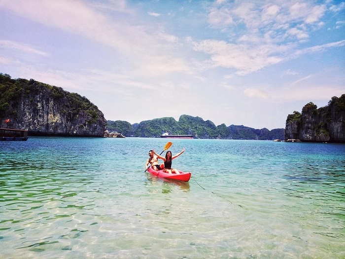Chèo thuyền Kayak trên vịnh Lan Hạ