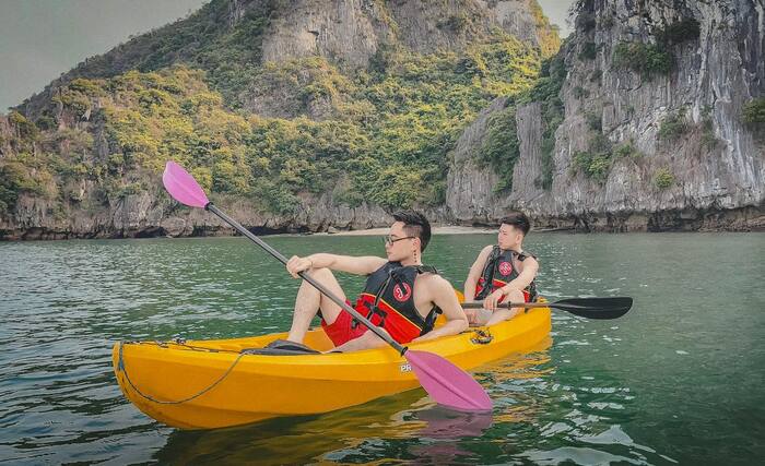 Trải nghiệm chèo kayak khi thuê du thuyền Hạ Long