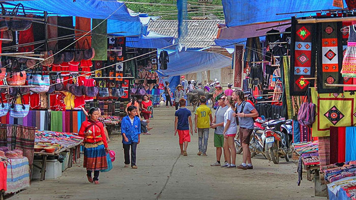 Phiên chợ Mai Châu - một điểm dừng chân lý tưởng đối với du khách trong hành trình khám phá vẻ đẹp của thung lũng Mai Châu.