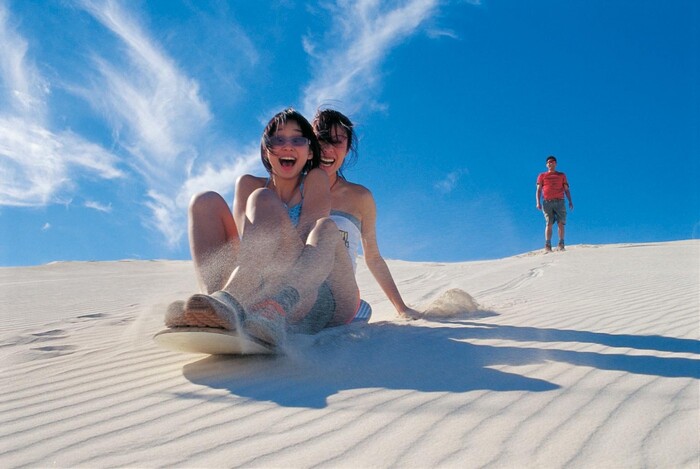 Nếu bạn yêu thích thể thao mạo hiểm và muốn tìm kiếm một trải nghiệm mới lạ thì trượt cát ở Đồi Cát Quang Phú chắc chắn là một hoạt động thú vị để thử