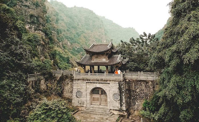 Cổng thành đá chùa Am Tiêm