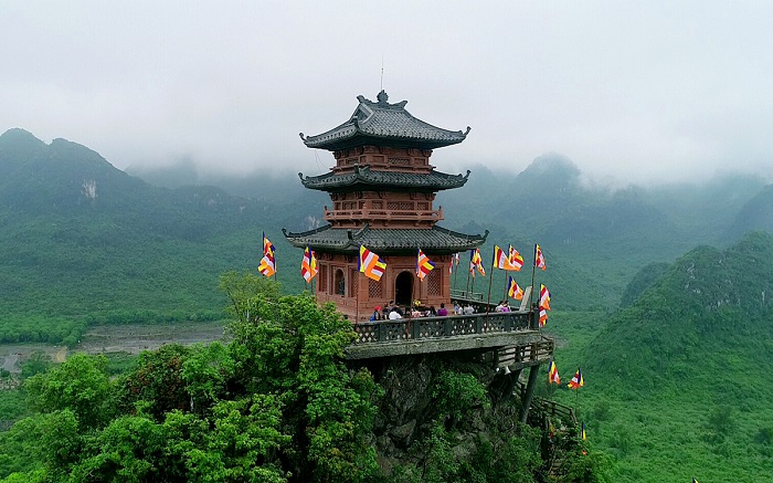 Chùa Ngọc là địa điểm cao nhất trong quần thể du lịch tâm linh của Chùa Tam Chúc