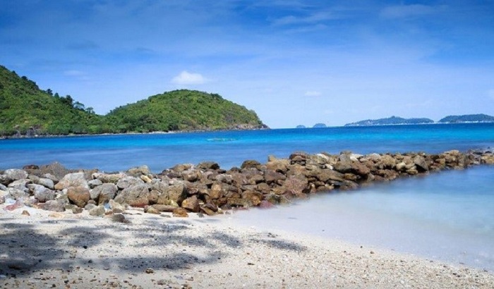 Đảo Hòn Ngư có bãi đá sác màu