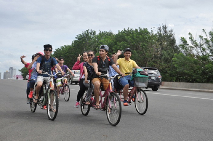 xe đạp đôi sẽ là phương tiện đi dạo phố ngắm biển lý tưởng để có thể đi cùng nhau