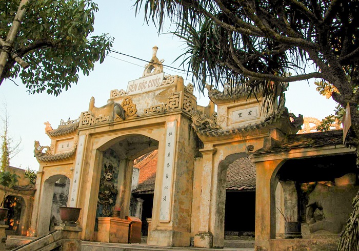 Đây không chỉ là một ngôi đền linh thiêng, có kiến trúc đẹp mà còn là di tích hấp dẫn, thu hút mọi khách du lịch
