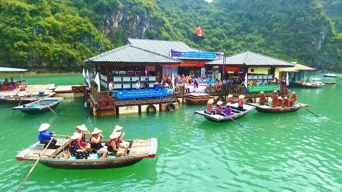 Du khách được trải nghiệm đi đò nan khám phá làng chài khi đi tour du thuyền Hạ Long